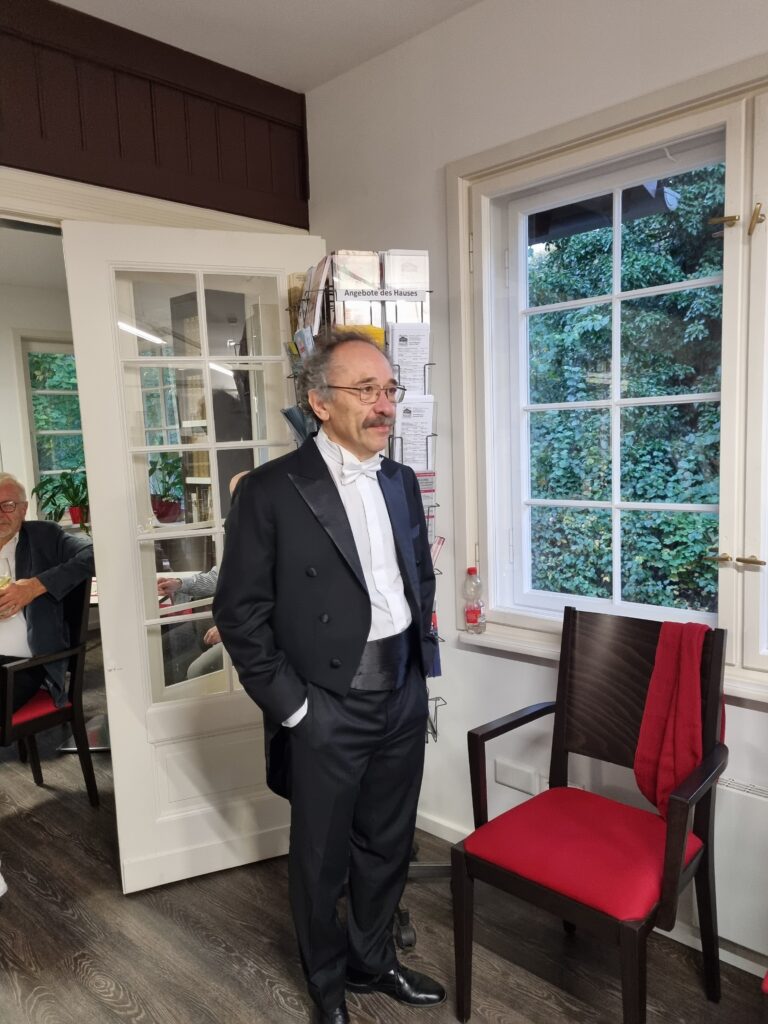 Professor Leopoldo vor dem Konzert
Ein Moment der Stille